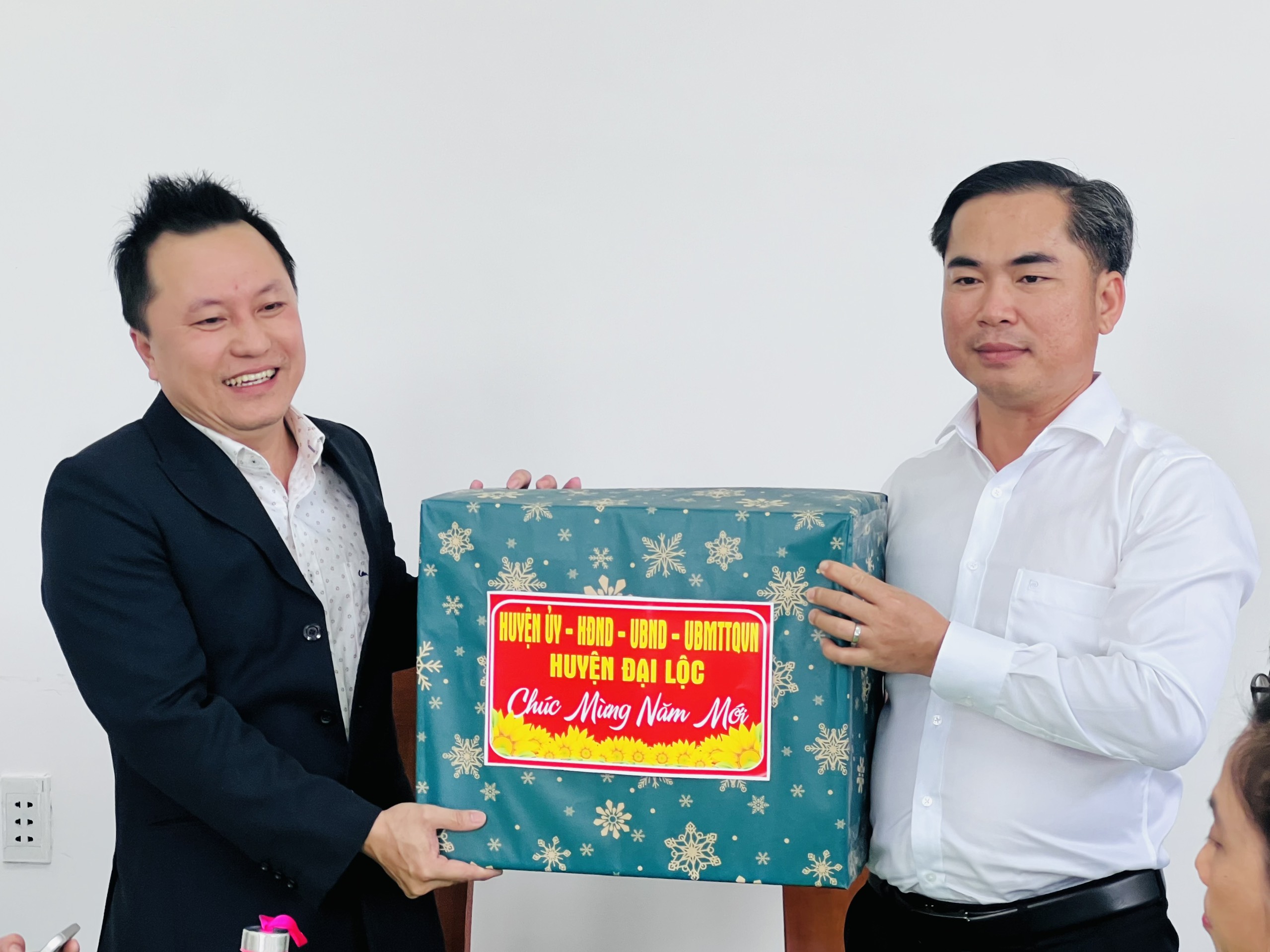 PHÓ BÍ THƯ HUYỆN ỦY, CHỦ TỊCH HĐND HUYỆN ĐẠI LỘC ĐÃ ĐẾN THĂM VÀ CHÚC TẾT TẠI CÔNG TY TNHH NHẤT HƯNG ĐẠI ĐỒNG.